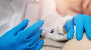 Pemberian Vaksin COVID-19 Bersama Vaksin Influenza – Telaah Jurnal Alomedika