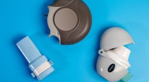 Triple Vs Dual Inhaler Untuk Penyakit Paru Obstruktif Kronik Derajat Sedang-Berat - Telaah Jurnal Alomedika
