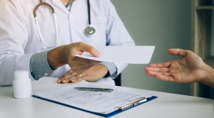 Hentikan Pemberian Antibiotik untuk Bakteriuria Asimtomatik pada Dewasa