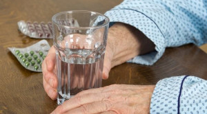 Pemberian Antibiotik untuk Infeksi Saluran Kemih pada Pasien Geriatri – Telaah Jurnal