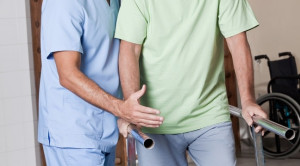 Pelatihan Berjalan Mundur untuk Rehabilitasi Pasien Stroke – Telaah Jurnal Alomedika