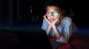 Pengaruh Negatif Screen Time untuk Pemulihan Gegar Otak pada Remaja