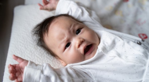 ลูกบิดตัวบ่อย หลับไม่สนิท สาเหตุและเคล็ดลับกล่อมลูกนอนที่พ่อแม่ควรรู้