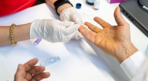 Point-of-Care Test untuk Memandu Penggunaan Antibiotik pada Kasus Infeksi Saluran Pernapasan Atas