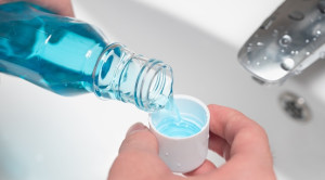 Manfaat dan Risiko Penggunaan Obat Kumur Antiseptik Sehari-hari