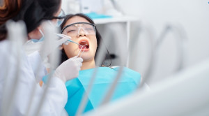 Perbandingan Semen Ionomer Kaca dan Resin Komposit Sebagai Bahan Tambal Gigi