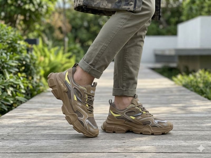 Sneakers image 1
