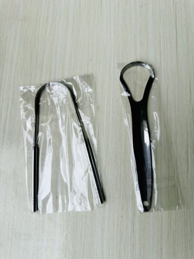 Metalic tongue cleaner