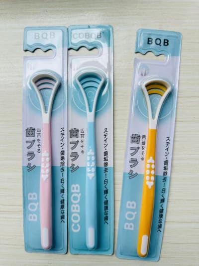 Plastic tongue cleaner