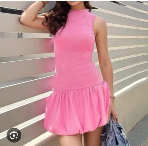 Robe Courte Rose à Col Montant et Jupe Bouffante