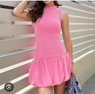 Robe Courte Rose à Col Montant et Jupe Bouffante