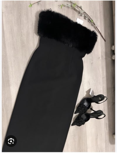 Robe Longue Noire avec Col en Fausse Fourrure