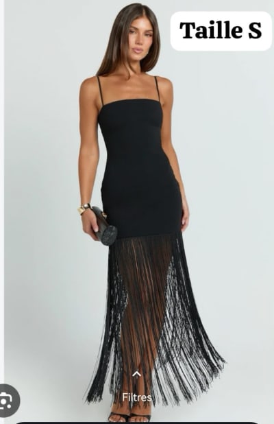 Robe Longue Noire à Franges et Fines Bretelles