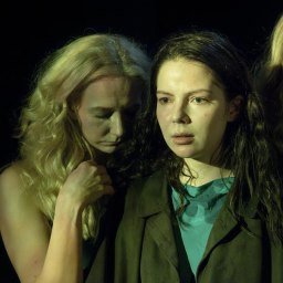 Kol­me si­sar­ta Tampereen Teatterikesässä