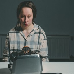 PELOLLA ON SUURET SILMÄT

Johanna Kultala ja työryhmä