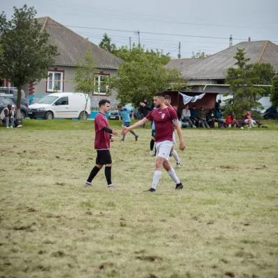 Echipa în acțiune pe terenul de fotbal