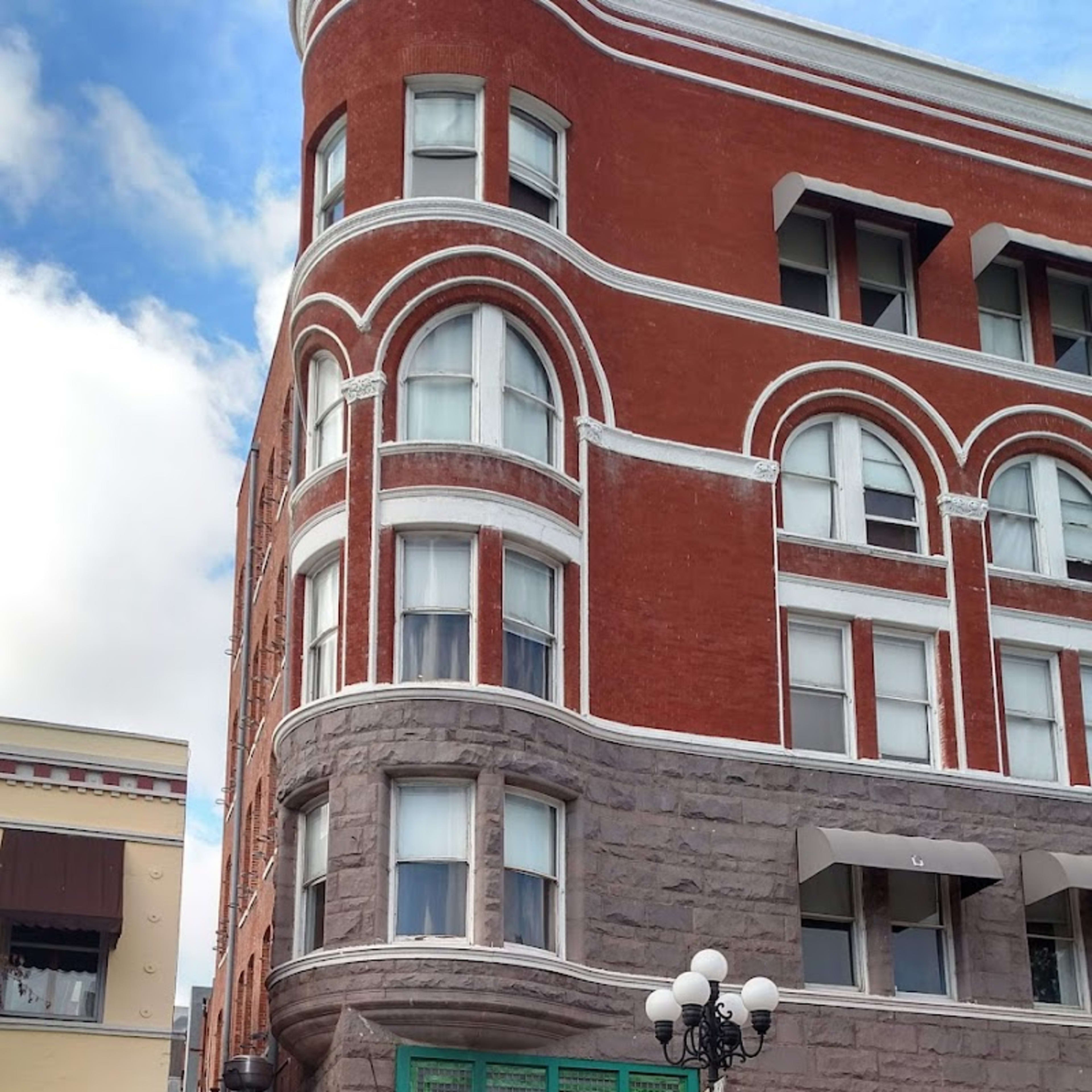 Patrick's Gaslamp Pub - Photo 9