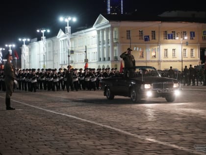 Аты-баты: в центре Екатеринбурга прошла ночная репетиция парада Победы