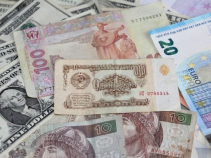 Экономист предсказывает возможную девальвацию рубля до 200 рублей за доллар