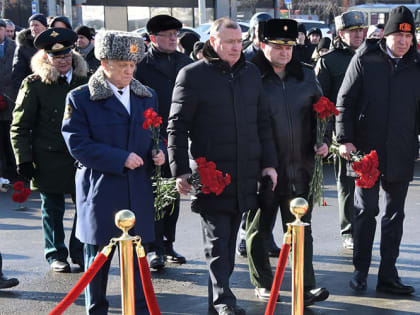 Евгений Куйвашев вместе с сотнями сведловчан почтил память воинов Уральского добровольческого танкового корпуса