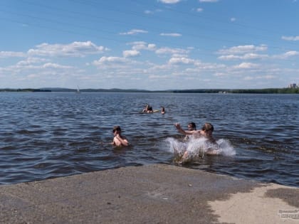 В Свердловской области спасатели назвали безопасные для купания водоёмы