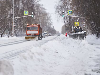 На Урале дорожные службы ночью продолжат устранять последствия мощного снегопада