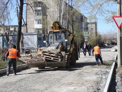 Глава города Игорь Кабец провел инспекцию ремонта дорог в микрорайоне Хромпик и двора по улице Трубников