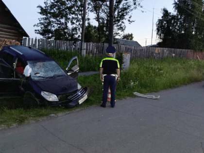 В посёлке Висим иномарку вынесло в кювет: пассажир погиб, выбив лобовое стекло