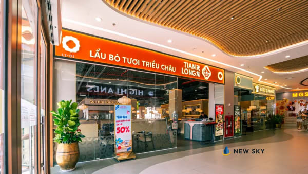 Mặt tiền Tian Long ở tầng một Royal Island, kề bên phải là biển Bò Tơ Quán Mộc, 2 gian liền vách.