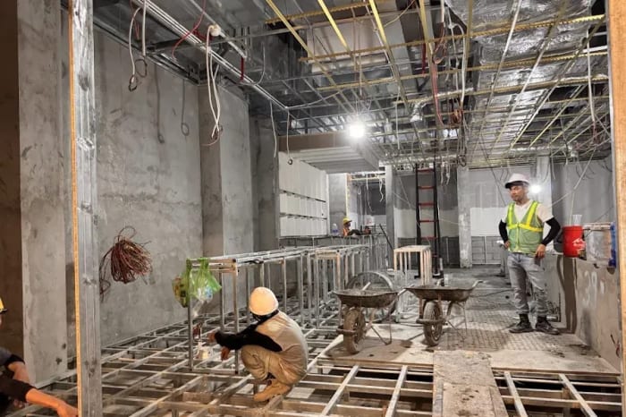 Mặt bằng thô đang lắp khung sàn, tường còn để mộc và trần chưa đóng