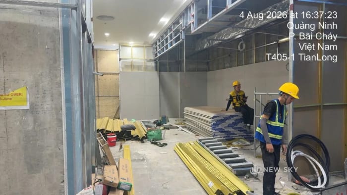 Vách thạch cao vừa dựng trong một mặt bằng đang hoàn thiện tại Aeon Mall Hạ Long, khung xương và tấm thạch cao còn xếp dưới sàn.