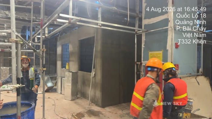 Biển "khu vực bàn giao" dán trên vách một mặt bằng đang thi công tại Aeon Mall Hạ Long.