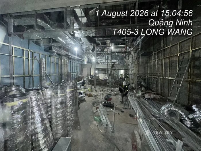 Khu bếp nhà hàng Long Wang trong Aeon Mall Hạ Long lúc đang thi công, đường ống gió chạy trên trần, giàn giáo và ống tôn bọc lớp cách nhiệt xếp dưới sàn.