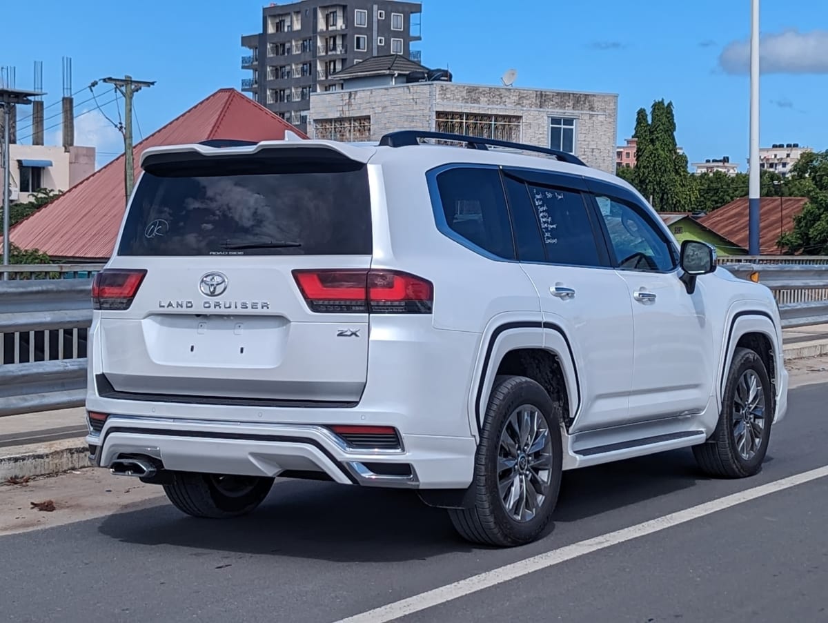 Toyota Land Cruiser ZX 2024 thumbnail 3
