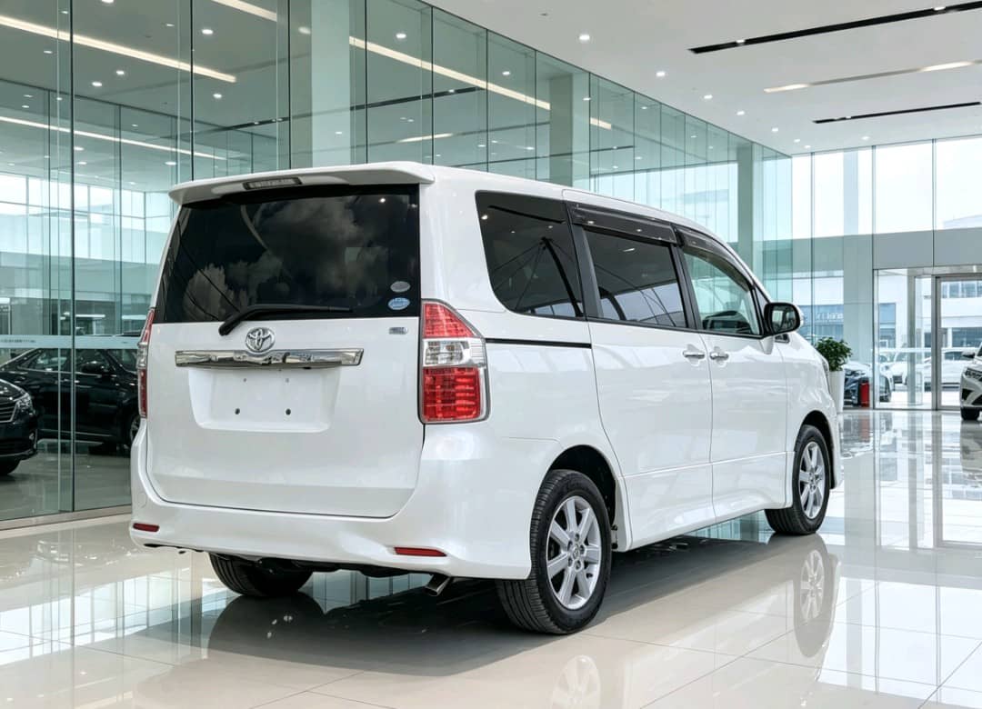 Toyota Noah 2008 thumbnail 2