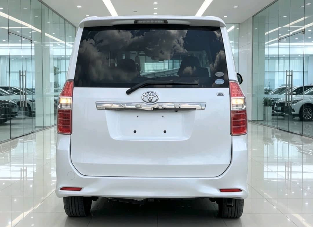 Toyota Noah 2008 thumbnail 5