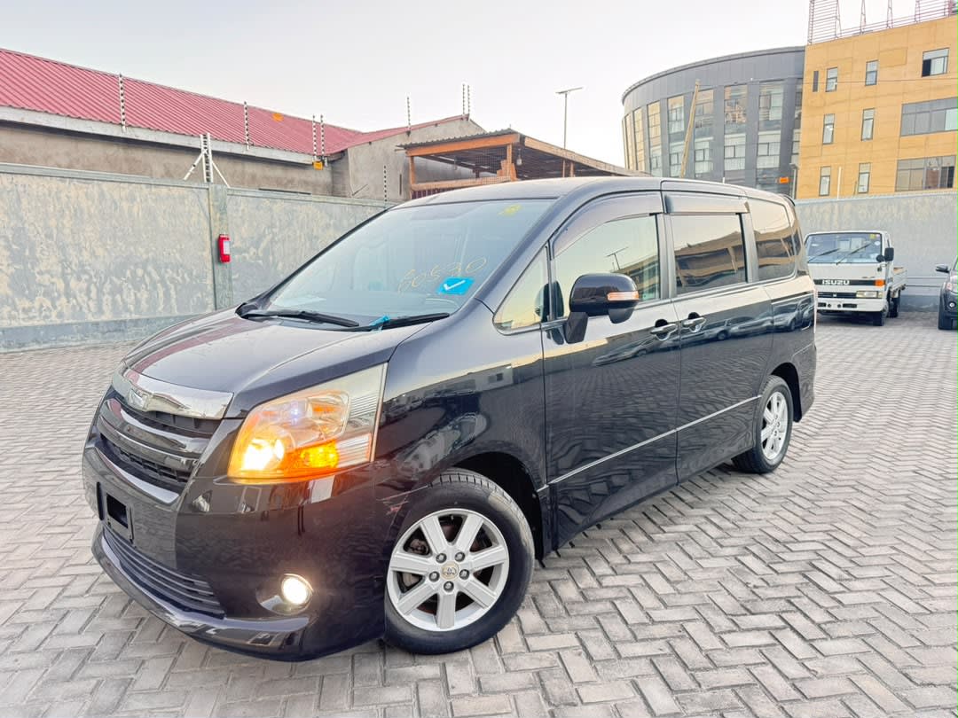 Toyota Noah 2007 view