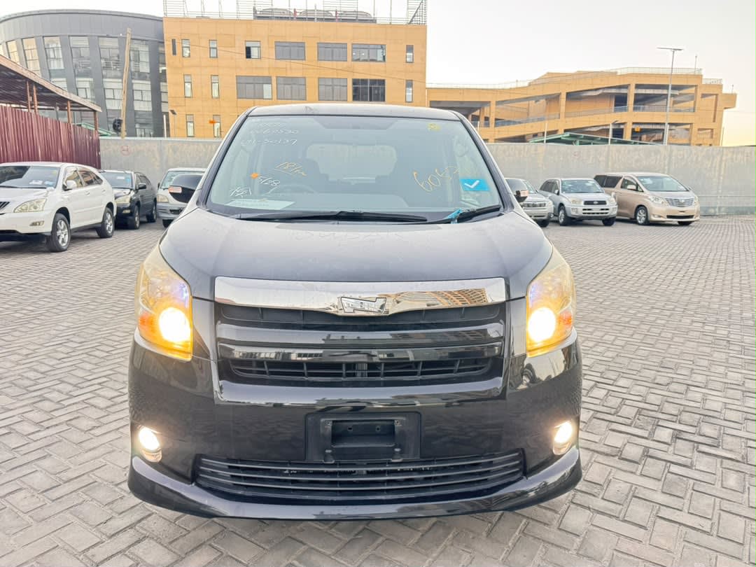 Toyota Noah 2007 thumbnail 2