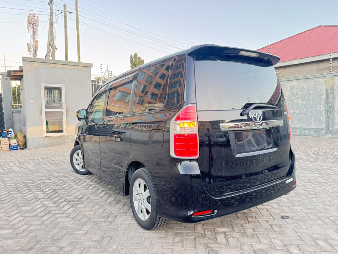 Toyota Noah 2007 thumbnail 3