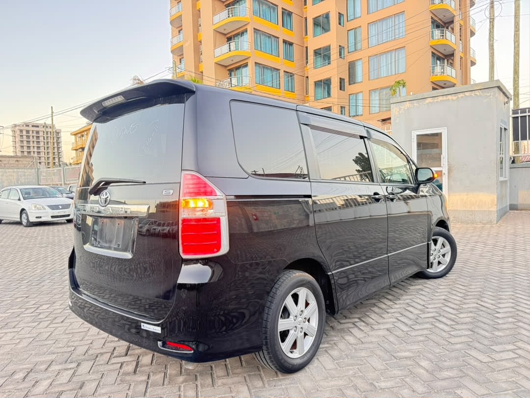Toyota Noah 2007 thumbnail 4