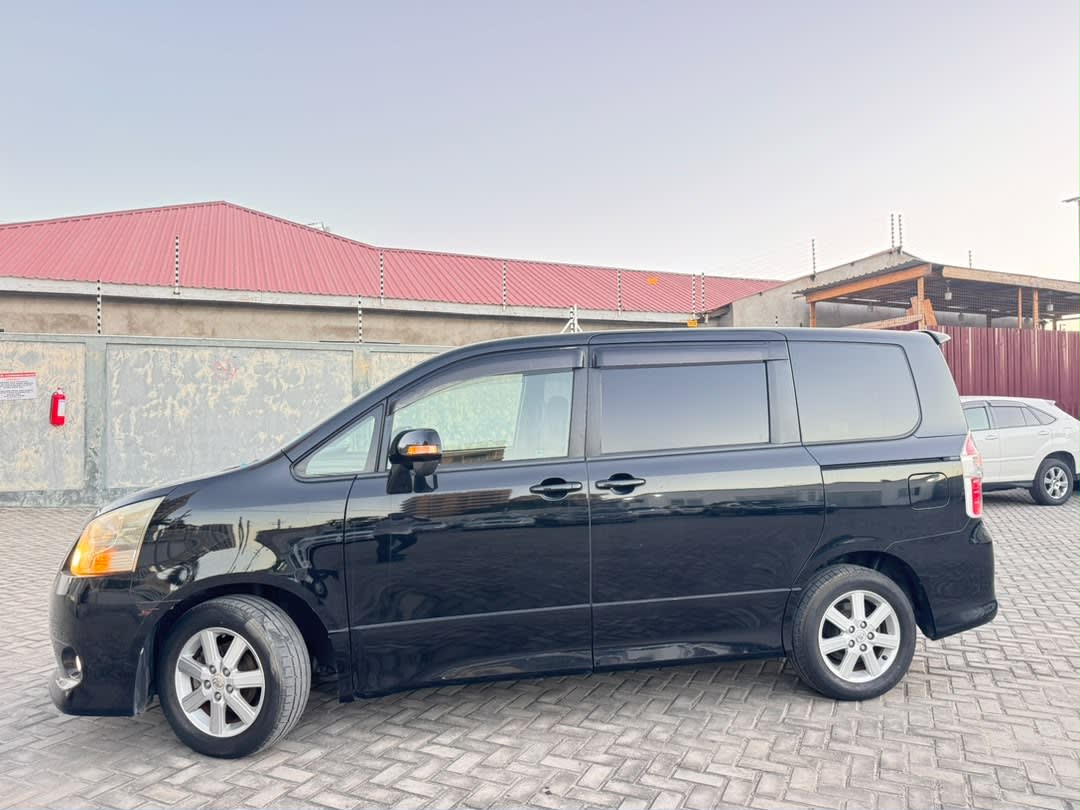 Toyota Noah 2007 thumbnail 5