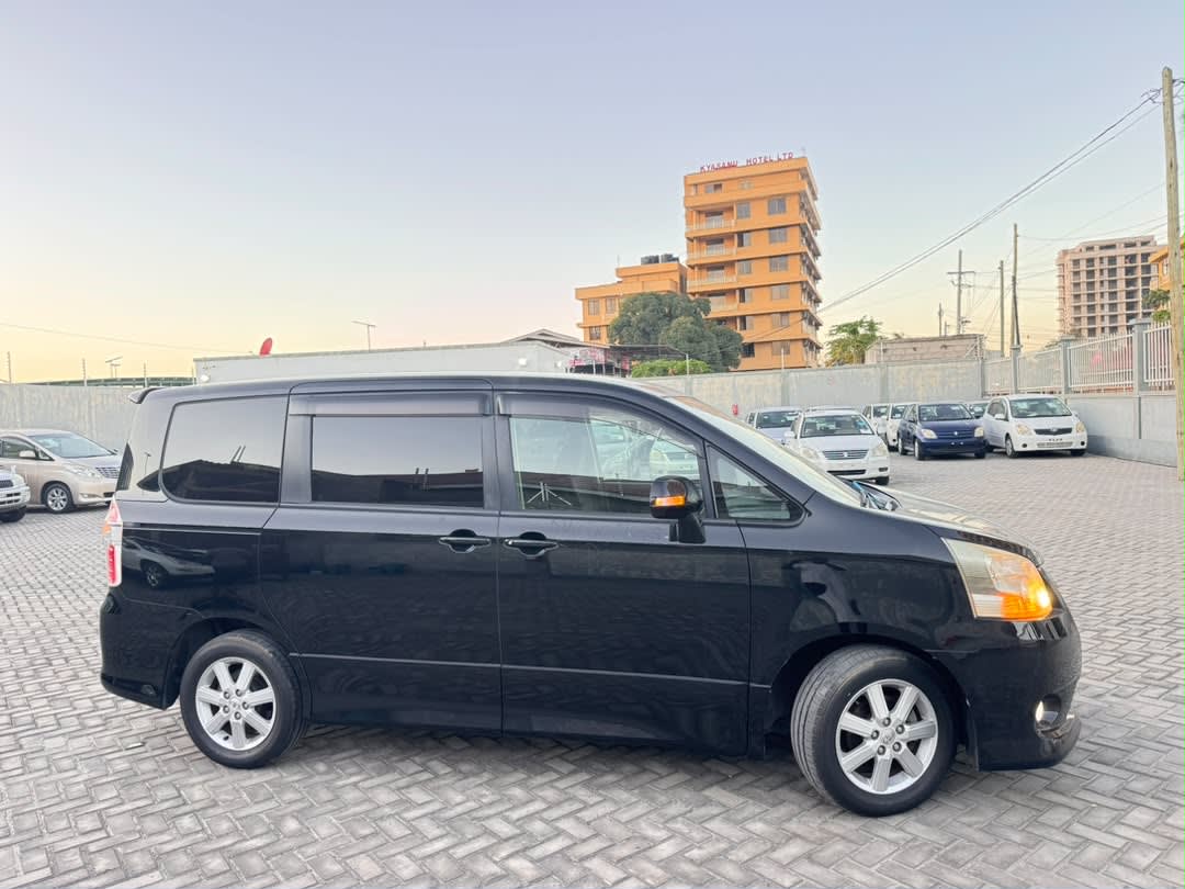 Toyota Noah 2007 thumbnail 6
