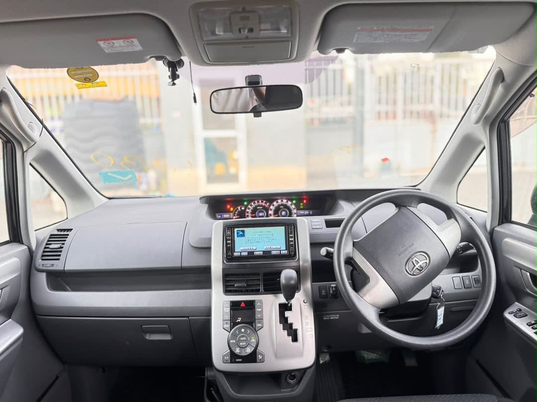 Toyota Noah 2007 thumbnail 10