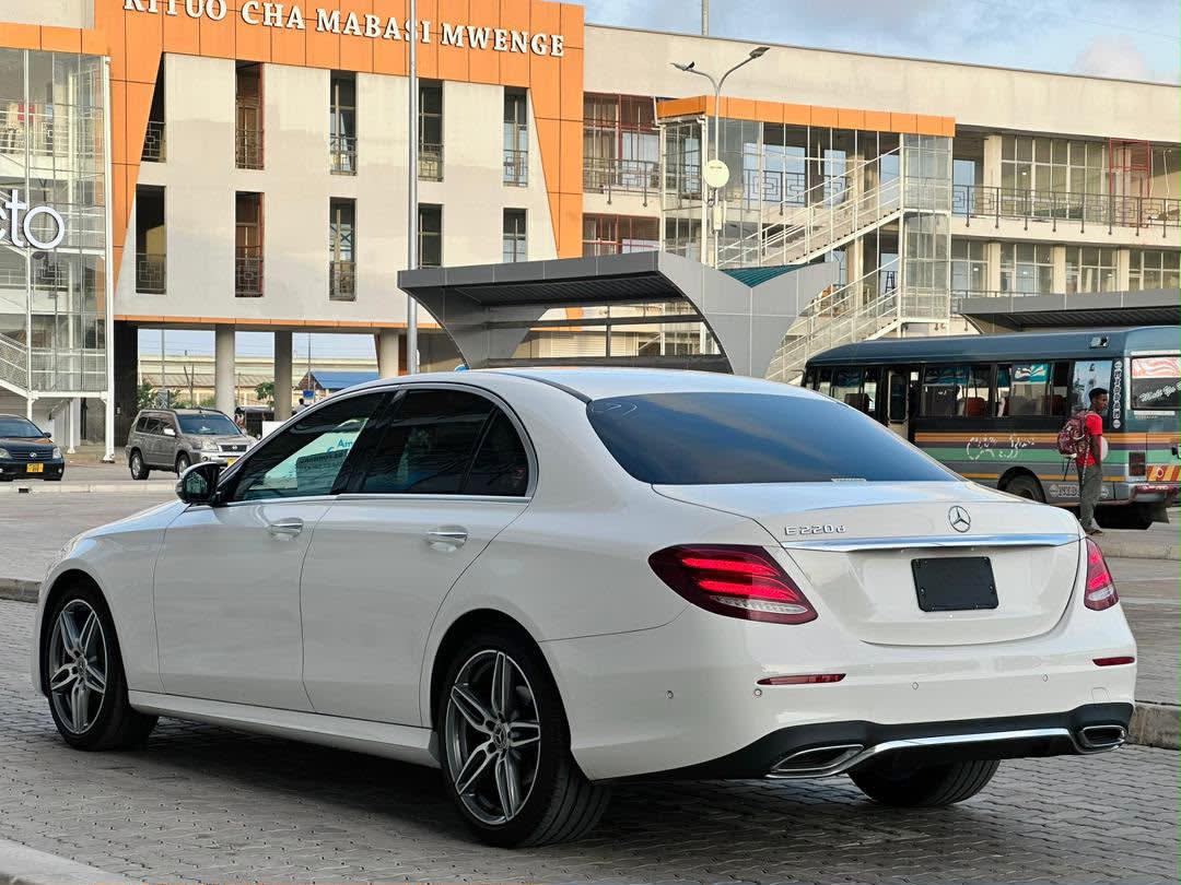 Mercedes-Benz E-Class 2017 thumbnail 12