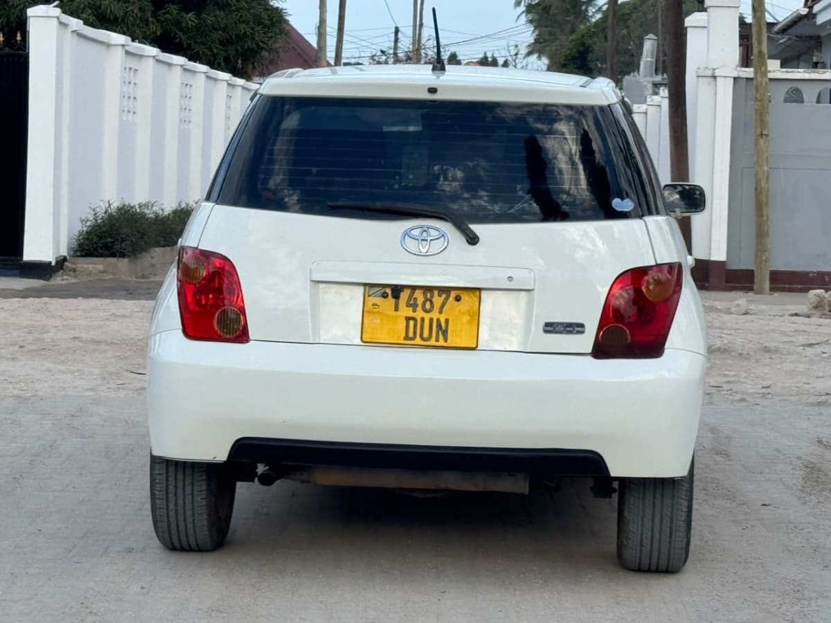 Toyota IST 2005 thumbnail 2