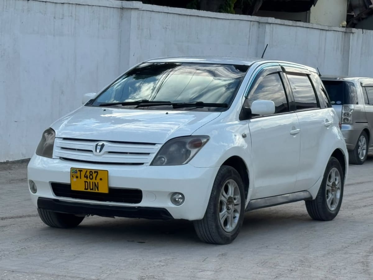 Toyota IST 2005 thumbnail 4