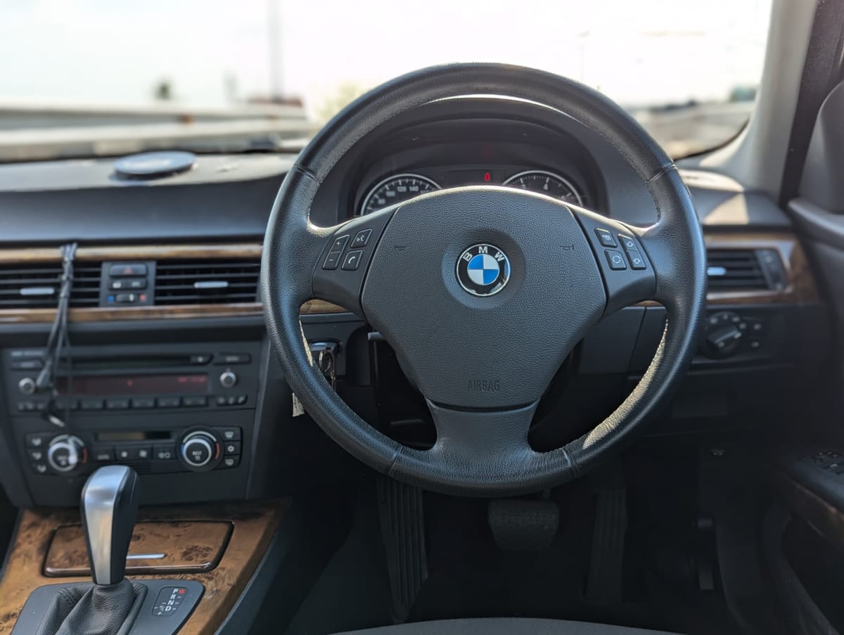 BMW 3 Series 2011 thumbnail 6