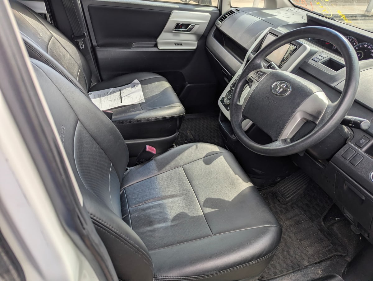 Toyota Noah 2010 thumbnail 10