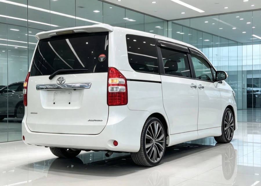 Toyota Noah 2010 thumbnail 3