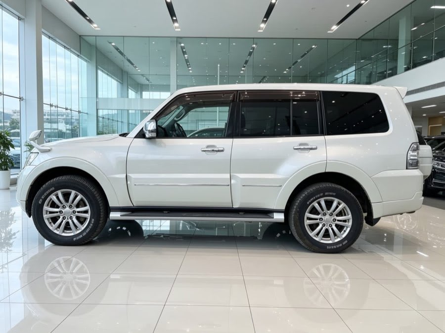 Mitsubishi Pajero 2013 thumbnail 2